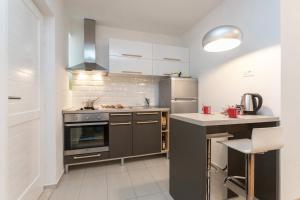 uma cozinha com electrodomésticos de aço inoxidável e um balcão em Luxury BonBon next to Banje beach and Old Town, great location em Dubrovnik