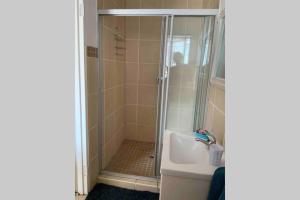 Bagno di Cozy guest suite with private access