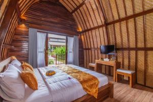 Mailaku House في كيروبوكان: غرفة نوم مع سرير في غرفة مع نافذة