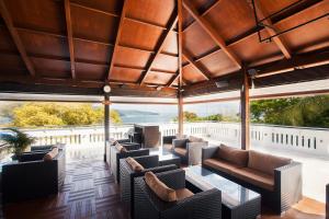 Pokój z kanapami i krzesłami na balkonie w obiekcie Sea Shell Port Blair w mieście Port Blair