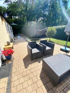 patio ze stołami i krzesłami oraz stawem w obiekcie Vakantiehuis Veluwe Wageningen w mieście Wageningen