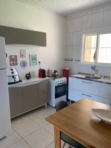 Een keuken of kitchenette bij Casa Aconchego e Sossego Imbé