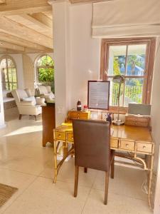 Restoran atau tempat makan lain di Villa del Mar - "Luxurious en-suite bedroom with lounge and stunning sea view balcony in Bantry Bay"