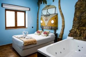 Posada La Fabula في سانتيانا ديل مار: حمام به سرير وحوض استحمام