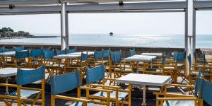 Restoran atau tempat makan lain di Nuit insolite sur un voilier - Linge & ménage inclus