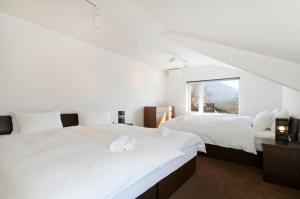 2 camas en una habitación con ventana en Sugarpot, en Niseko