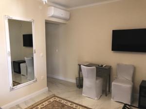 TV a/nebo společenská místnost v ubytování Diklo beach rooms-Adults Only