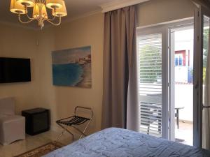 1 dormitorio con cama y vistas al océano en Diklo beach rooms-Adults Only, en Zadar