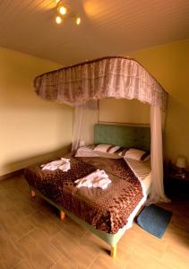 um quarto com uma cama de dossel em Villa Belle Vue em Kigali