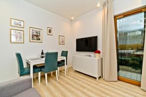 Televízia a/alebo spoločenská miestnosť v ubytovaní BlueApart Verano Residence