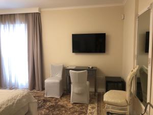 TV a/nebo společenská místnost v ubytování Diklo beach rooms-Adults Only