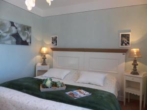 un dormitorio con una cama con un animal de peluche en La Ferme du petit Ségriès Bed and Breakfast, en Moustiers-Sainte-Marie
