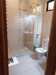 Ένα μπάνιο στο The Willis Hotel, Bomet +28 φωτογραφίες