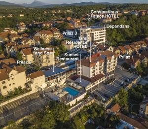 uma vista aérea de uma cidade com edifícios em Hotel Tami Residence em Niš