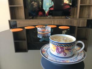 eine Tasse Kaffee auf einem Teller auf einem Tisch in der Unterkunft Metropol Ataşehir in Istanbul