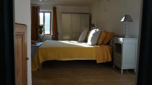1 dormitorio con 1 cama, vestidor y ventana en Mas St. Joseph, en Ille-sur-Têt