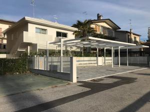 カオルレにあるVilla Serenaの通りの前にある白い柱のある建物