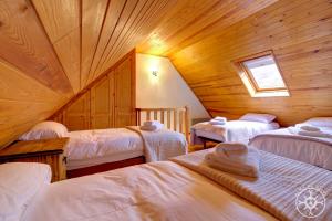 Llit o llits en una habitació de CASA AIGUAMOIX de Alma de Nieve