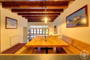 una sala da pranzo con tavolo in legno in una stanza di CASA AIGUAMOIX de Alma de Nieve a Tredós