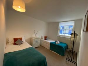 1 dormitorio con 2 camas y ventana en Central Townhouse & Terrace en Brighton & Hove