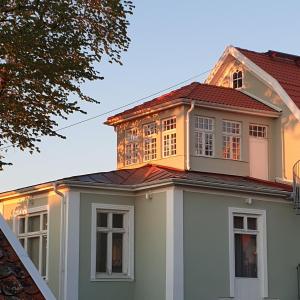 een huis met een toren erop bij Grenna Hotell in Gränna