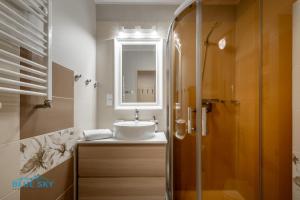 ein Badezimmer mit Waschbecken und Dusche in der Unterkunft Apartamenty BlueSky - Przemysłowa, w spokojnej, zielonej okolicy, blisko dworca PKP i sklepów in Karpacz + 15 Fotos
