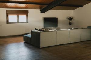 A television and/or entertainment centre at Casa Rural El Aceitunero