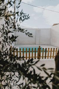 The swimming pool at or close to Casa Rural El Aceitunero
