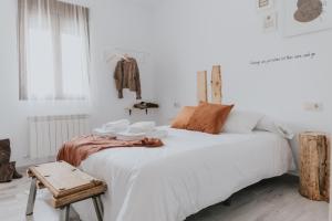 A bed or beds in a room at Casa Rural El Aceitunero