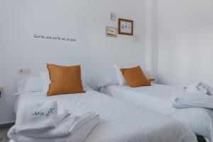 A bed or beds in a room at Casa Rural El Aceitunero