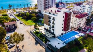- une vue sur la ville avec un bâtiment et une piscine dans l'établissement Zeynel Hotel, à Antalya