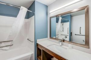 Et badeværelse på WoodSpring Suites West Des Moines