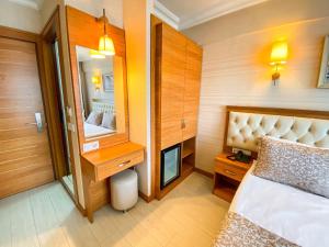 Postel nebo postele na pokoji v ubytování Mekke Hotel Istanbul