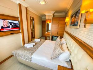 TV a/nebo společenská místnost v ubytování Mekke Hotel Istanbul