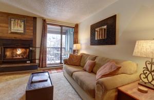 Χώρος καθιστικού στο FP211 Fox Pine Inn Efficiency condo