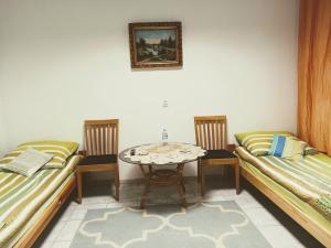 ein Esszimmer mit 2 Betten und einem Tisch in der Unterkunft Kwatery w Gołdapi in Goldap