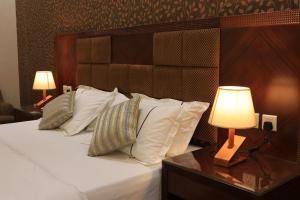 Säng eller sängar i ett rum på فندق درة الرؤية