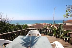 un tavolo e sedie su una terrazza con vista sull'oceano di Surf and Sand - Breakerview a Margate