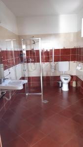A bathroom at Bajusz Vendégház