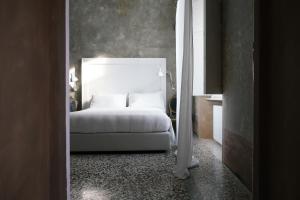 Postel nebo postele na pokoji v ubytování Palazzo Albricci Peregrini