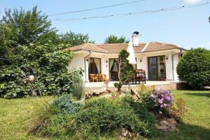 una pequeña casa blanca con patio en Guesthouse Oasis-Shabla, en Shabla