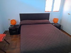 テヒーナにあるBajamar Guest House Bのベッドルーム(紫色の掛け布団付きのベッド1台付)