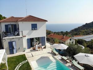 - une vue sur une maison avec une piscine dans l'établissement Il Sole di Poggi, à Imperia