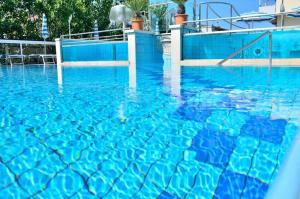 Bazén v ubytování Hotel King nebo v jeho okolí