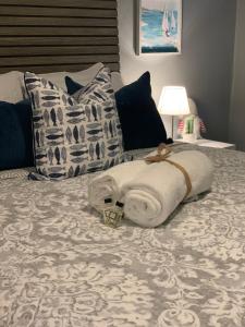 uma cama com uma toalha enrolada em Mar Azul Bay View Apartment em Boqueron