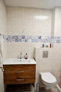 ein Bad mit einem Waschbecken und einem WC in der Unterkunft New Apartment at a Great Location in Blagoewgrad