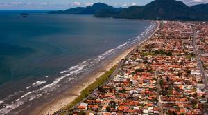 eine Luftansicht auf einen Strand und das Meer in der Unterkunft Casa em Peruibe 3 dormitórios sendo 1 suite in Peruíbe
