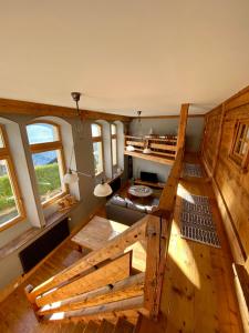 uma vista superior de uma sala de estar com uma cama e janelas em Ancienne école du Mont em Servoz