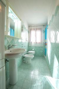 A bathroom at villa lilly Még 11 kép