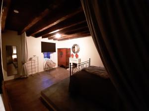 En tv och/eller ett underhållningssystem på Luxe gîte met authentieke kamers in de Creuse, France